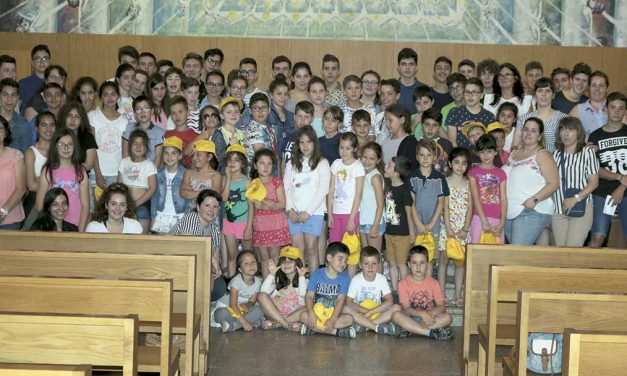 Crianças da catequese junto do Menino