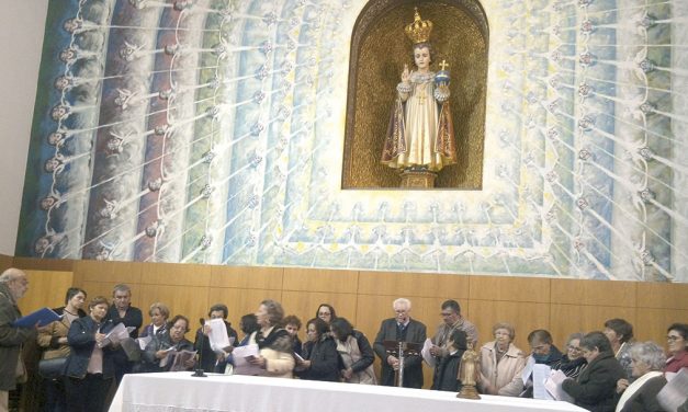 Os peregrinos de Elvas rezam e cantam junto do Menino Jesus!